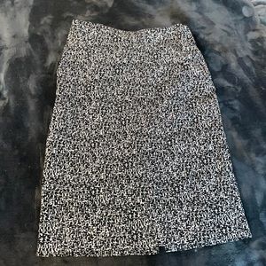 BLACK AND WHITE PATTERNED SKIRT - SIZE 8
